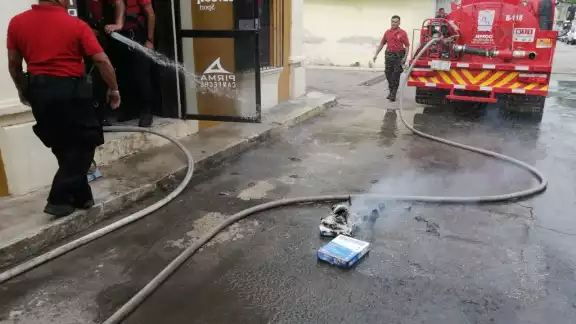 El equipo de bomberos se vio en necesidad de utilizar máscaras de oxígeno debido a que el incendio fue en un sitio cerrado El equipo de bomberos se vio en necesidad de utilizar máscaras de oxígeno debido a que el incendio fue en un sitio cerrado