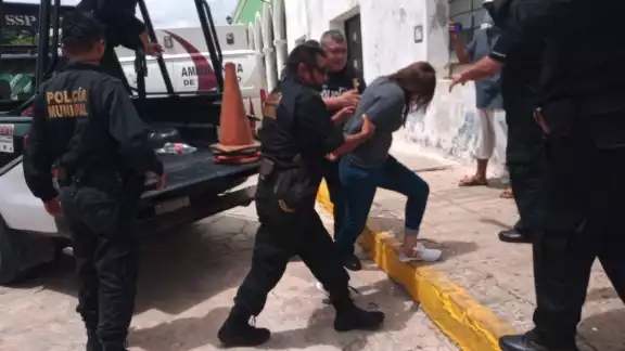 Tras ser liberados, elementos de la policía mantendrán vigilancia de la pareja