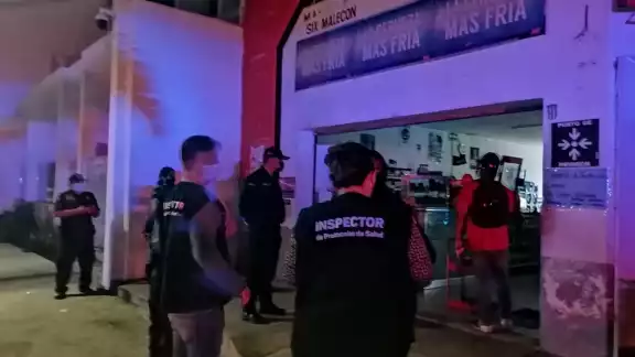El expendio contaba con permisos de extensión de horario caducos; sin embargo, no fue clausurado El expendio contaba con permisos de extensión de horario caducos; sin embargo, no fue clausurado