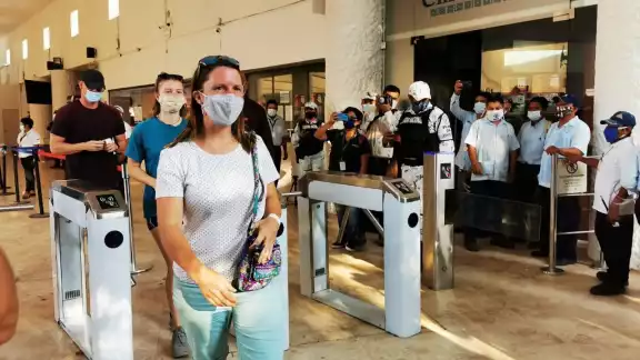 La entrada a Chichén Itzá tiene un costo de entrada para extranjeros es de 533 pesos y 237 nacionales La entrada a Chichén Itzá tiene un costo de entrada para extranjeros es de 533 pesos y 237 nacionales