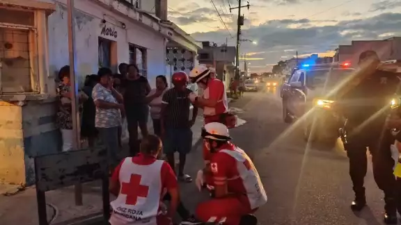 La mujer quedó tendida en la vía pública y atendida por paramédicos La mujer quedó tendida en la vía pública y atendida por paramédicos