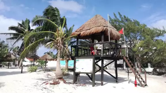 Prestadores de servicios turísticos desocupan las playas de camastros y sombrillas. Foto: Víctor Ávalos