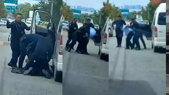 Los tres hombres, con chalecos y armas sometieron al conductor de la Van de la empresa Aventour y lo dejaron en el suelo a la salida de Cancún Los tres hombres, con chalecos y armas sometieron al conductor de la Van de la empresa Aventour y lo dejaron en el suelo a la salida de Cancún