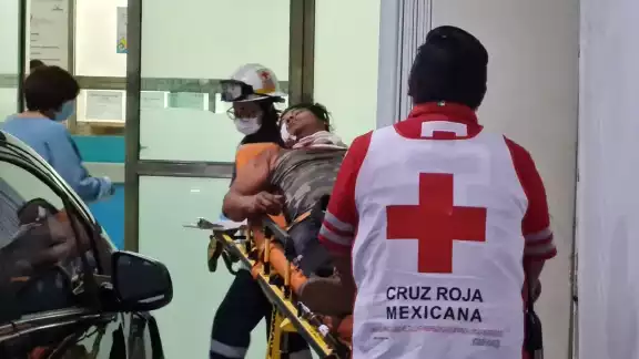 Elementos de la Cruz Roja fueron los encargados de trasladar al lesionado al Hospital General de Cancún Elementos de la Cruz Roja fueron los encargados de trasladar al lesionado al Hospital General de Cancún