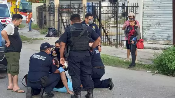 Paramédicos arribaron al lugar para dar atención a la mujer Paramédicos arribaron al lugar para dar atención a la mujer
