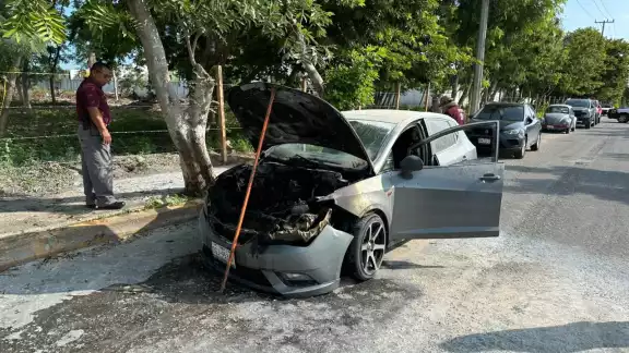 Vehículo se incendia en plena avenida Central de Campeche; madre y sus hijos logran salir a salvo Vehículo se incendia en plena avenida Central de Campeche; madre y sus hijos logran salir a salvo