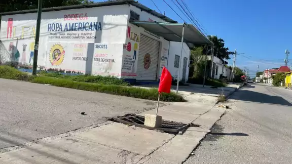 Rejilla peligrosa en Champotón: vecinos colocan bandera roja para evitar accidentes Rejilla peligrosa en Champotón: vecinos colocan bandera roja para evitar accidentes