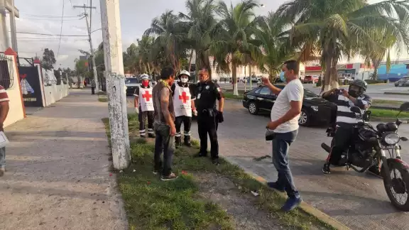 Paramédicos de la Cruz Roja intentaron valorar al hombre, pero se negaba recibir atención médica, llegando al grado de ponerse agresivo con los socorristas