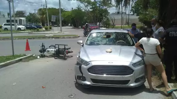 El conductor del auto se quedó en el lugar de los hechos para el deslinde de responsabilidades El conductor del auto se quedó en el lugar de los hechos para el deslinde de responsabilidades