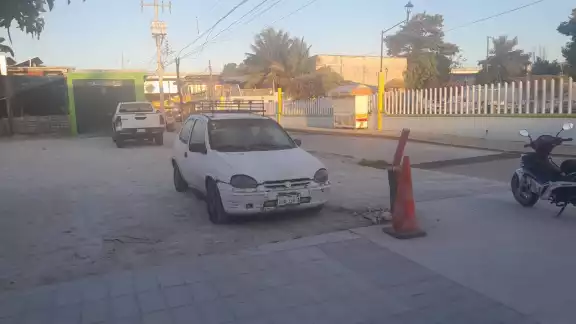 Delincuentes roban batería y tapones de un Chevy en la colonia Centro Delincuentes roban batería y tapones de un Chevy en la colonia Centro
