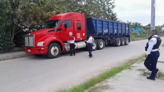 Elementos de la SPSC aseguraron un tráiler robado procedente de Veracruz en Escárcega