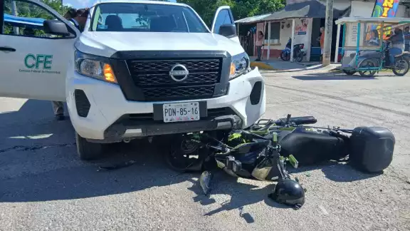 No respetó el alto: camioneta de CFE arrolla a motociclista No respetó el alto: camioneta de CFE arrolla a motociclista