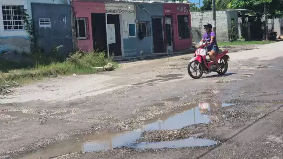 Baches convierten la calle Isabel la Católica en un caos vial en Champotón Baches convierten la calle Isabel la Católica en un caos vial en Champotón