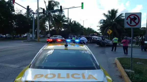 Chocaron en contra de una camioneta por no respetar la luz roja del semáforo