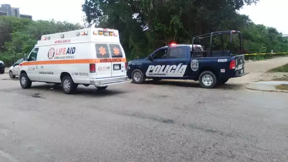 La Policía Municipal llevó a la unidad canina para buscar posibles narcóticos