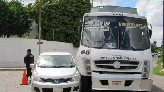 La conductora intentó ganarle el paso al camión sin medir su distancia La conductora intentó ganarle el paso al camión sin medir su distancia