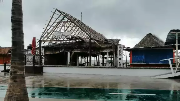 Vientos que tiraron estructuras y techos de varias palapas Vientos que tiraron estructuras y techos de varias palapas