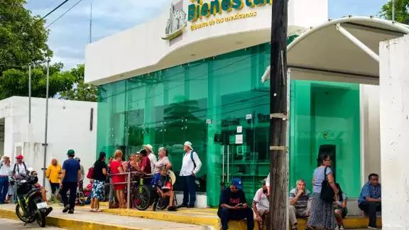 Beneficiarios del Banco del Bienestar en Ciudad del Carmen denuncian deficiencias en el único cajero de la isla. Beneficiarios del Banco del Bienestar en Ciudad del Carmen denuncian deficiencias en el único cajero de la isla.