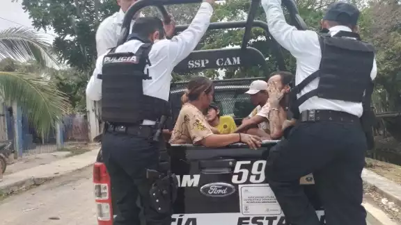Los detenidos se encontraban tomando bebidas alcohólicas en la vía pública Los detenidos se encontraban tomando bebidas alcohólicas en la vía pública