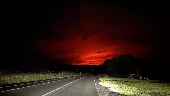Volcán activo más grande del mundo entra en erupción en Hawái