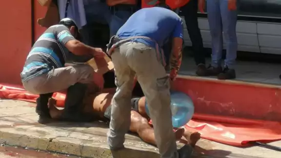 Vecinos intentaron auxiliar al joven mientras llegaban los servicios de emergencia Foto: Víctor Rodríguez Vecinos intentaron auxiliar al joven mientras llegaban los servicios de emergencia Foto: Víctor Rodríguez