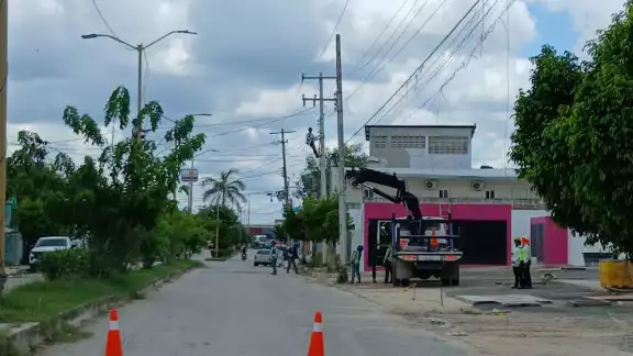 La Comisión Federal de Electricidad (CFE) desplegó equipos técnicos para atender el desperfecto y coordinar el restablecimiento del suministro