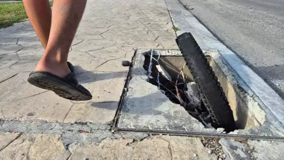 Un registro de la CFE expuesto en el malecón de Champotón representa un riesgo para transeúntes. Un registro de la CFE expuesto en el malecón de Champotón representa un riesgo para transeúntes.