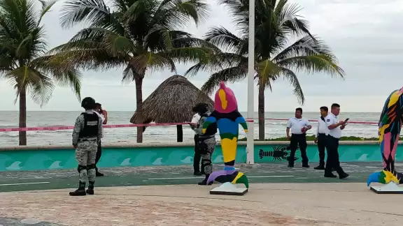 Un hombre sin vida fue hallado a la orilla de la playa en el malecón costero de Playa Norte. Un hombre sin vida fue hallado a la orilla de la playa en el malecón costero de Playa Norte.