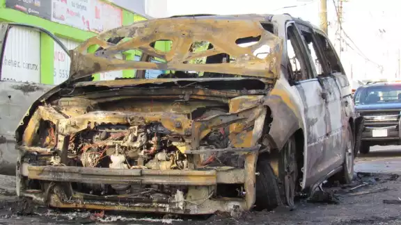 La camioneta terminó incendiándose