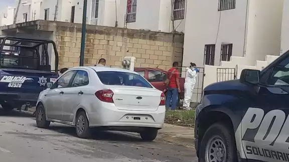 Al lugar acudió la ambulancia de la Cruz Roja Mexicana para atender el llamado del C4. Foto: Por Esto!
Al lugar acudió la ambulancia de la Cruz Roja Mexicana para atender el llamado del C4. Foto: Por Esto!