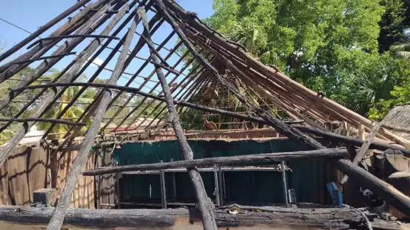 En el momento en que este hombre le prendió fuego al techo de dicha casa, la propietaria se encontraba durmiendo En el momento en que este hombre le prendió fuego al techo de dicha casa, la propietaria se encontraba durmiendo