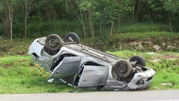El auto quedó volcado fuera de la cinta asfáltica El auto quedó volcado fuera de la cinta asfáltica
