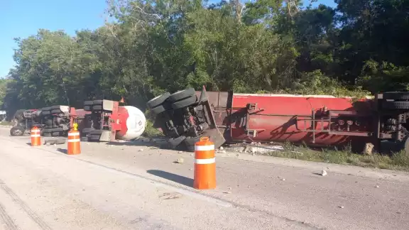 El camión representaba un peligro para quienes transitaban por la carretera a Cancún El camión representaba un peligro para quienes transitaban por la carretera a Cancún