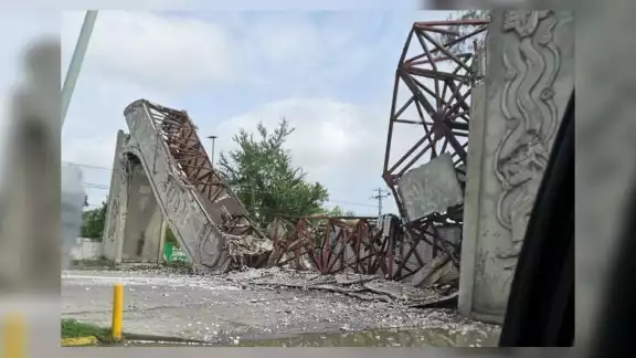 Los escombros del arco de entrada a Coatzintla fueron retirados por personal designado por el municipio Los escombros del arco de entrada a Coatzintla fueron retirados por personal designado por el municipio