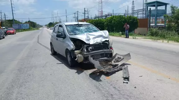 Un motociclista resultó gravemente lesionado al ser impactado por un automóvil sobre la carretera Escárcega–Villahermosa.