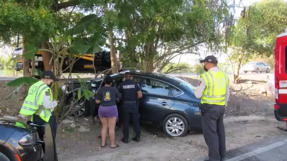 El carro terminó fuera del camino El carro terminó fuera del camino