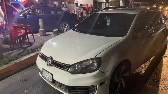 Los ciudadanos confrontaron al responsable por manejar borracho; incluso se enfrentaron a golpes y lo entregaron a la Policía Los ciudadanos confrontaron al responsable por manejar borracho; incluso se enfrentaron a golpes y lo entregaron a la Policía