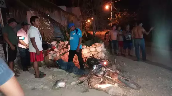 Del golpe, el hombre resultó con una herida grave en la cabeza, por lo que fue llevado al hospital Del golpe, el hombre resultó con una herida grave en la cabeza, por lo que fue llevado al hospital