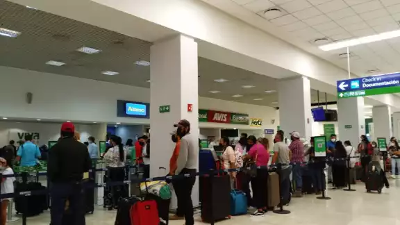 El Aeropuerto Internacional de Mérida registró filas en el módulo de VivaAerobus para realizar la documentación del equipaje tras la llegada adelantada del vuelo procedente de Monterrey El Aeropuerto Internacional de Mérida registró filas en el módulo de VivaAerobus para realizar la documentación del equipaje tras la llegada adelantada del vuelo procedente de Monterrey