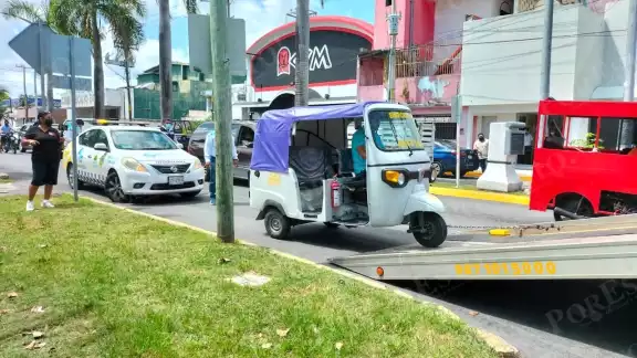 La unidad de mototaxi en Cozumel fue subida a una grúa y llevada hacia el corralón del Imoveqroo de la isla
