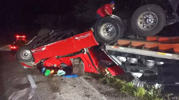 La pesada unidad fue retirada de la carretera Tulum-Carrillo Puerto y trasladada al corralón federal, donde el conductor deberá realizar los trámites correspondientes para su entrega La pesada unidad fue retirada de la carretera Tulum-Carrillo Puerto y trasladada al corralón federal, donde el conductor deberá realizar los trámites correspondientes para su entrega
