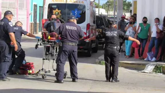 En la camioneta iban 14 pasajeros, cuatro de ellos resultaron lesionados y una más iba en el otro automóvil que se encuentra embarazada En la camioneta iban 14 pasajeros, cuatro de ellos resultaron lesionados y una más iba en el otro automóvil que se encuentra embarazada