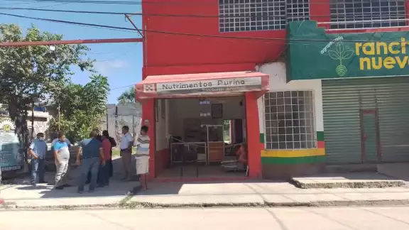 El empleado fue amenazado con un arma de fuego El empleado fue amenazado con un arma de fuego