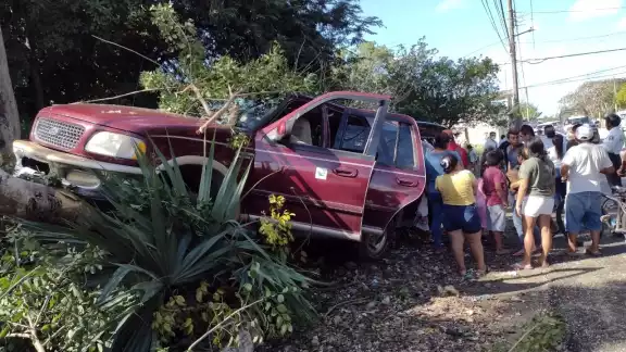 En uno de los vehículos involucrados se desplazaba una familia, entre niños y adultos En uno de los vehículos involucrados se desplazaba una familia, entre niños y adultos
