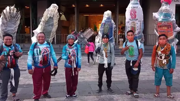 Los jóvenes llevan sobre sus espaldas imágenes de San Judas, la Virgen María, entre otros Los jóvenes llevan sobre sus espaldas imágenes de San Judas, la Virgen María, entre otros
