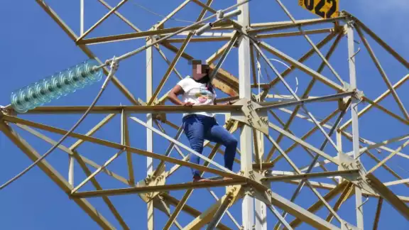Mediante un boletín, la Policía Estatal indica que los rescatistas siguieron los protocolos de una mujer que cayó de una torre de la CFE en Ciudad Caucel