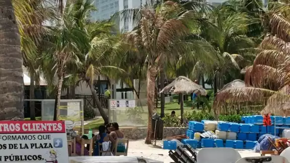 El cuerpo de la mujer permaneció flotando en la alberca El cuerpo de la mujer permaneció flotando en la alberca