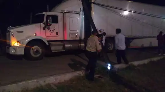 El conductor de la unidad no se dio cuenta del poste cuando circulaba cerca de la colonia Chichí Suárez El conductor de la unidad no se dio cuenta del poste cuando circulaba cerca de la colonia Chichí Suárez