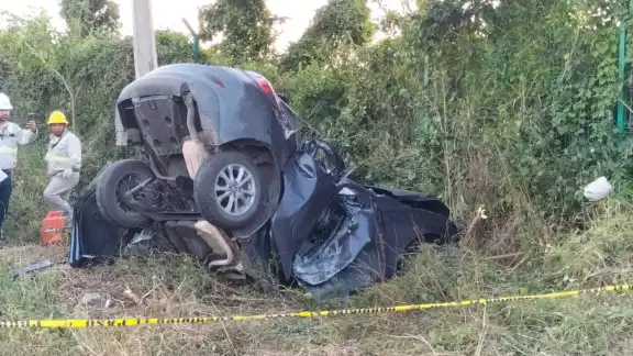 La zona del accidente en la Tulum-Playa del Carmen fue cerrada para el retiro del automóvil La zona del accidente en la Tulum-Playa del Carmen fue cerrada para el retiro del automóvil