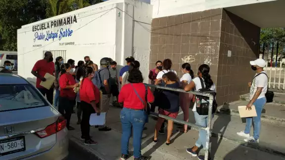 Los votantes manifestaron su molestia por el atraso en la apertura de la casilla Los votantes manifestaron su molestia por el atraso en la apertura de la casilla